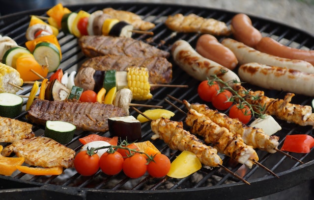 Planning a Successful Summer Barbeque — 3 Key Tips for Hosting a Large Crowd
